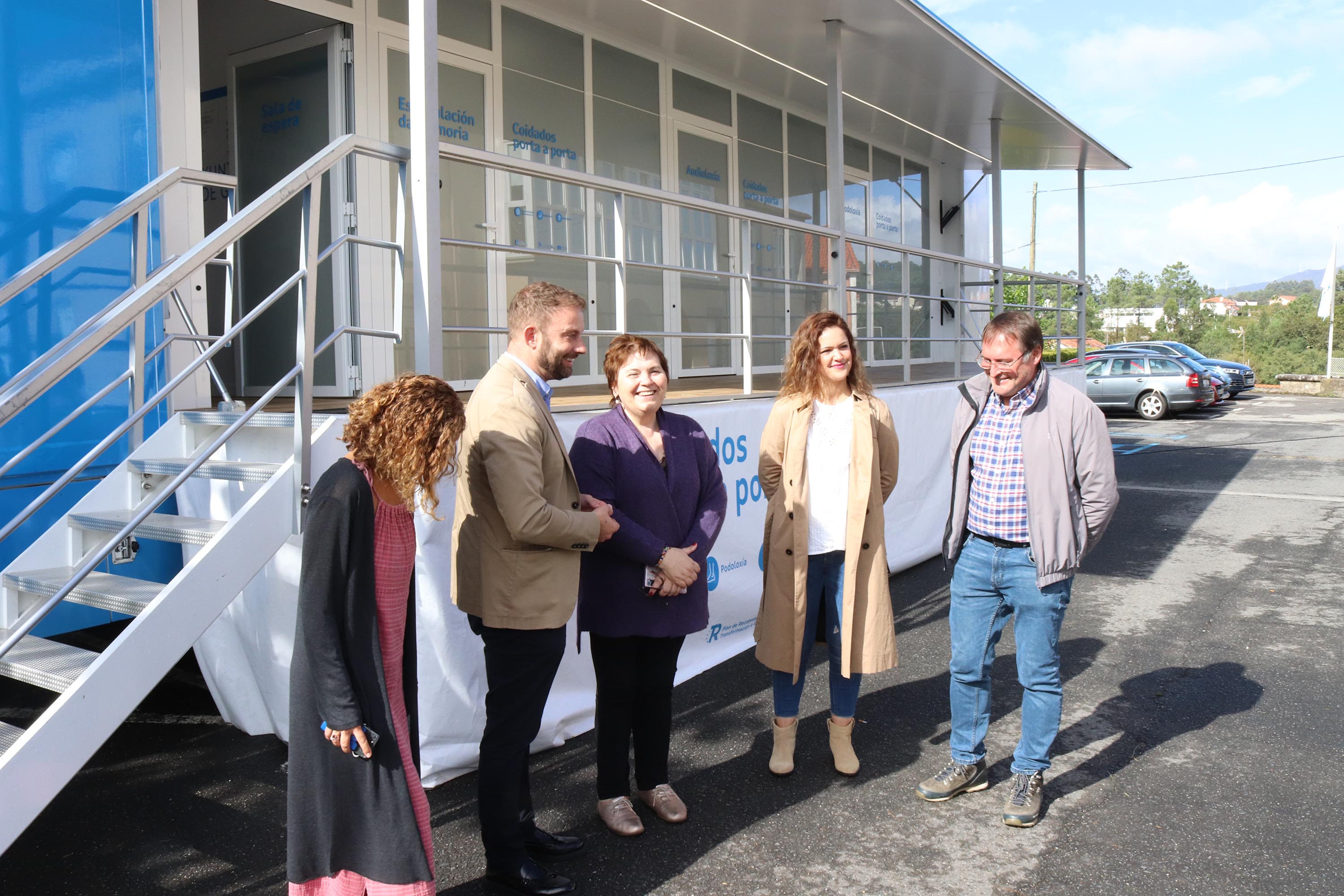 Trenor e Villaverde visitan en Lousame o autobús de Coidados Porta a Porta, que leva atendido a máis de 20.000 maiores en Galicia