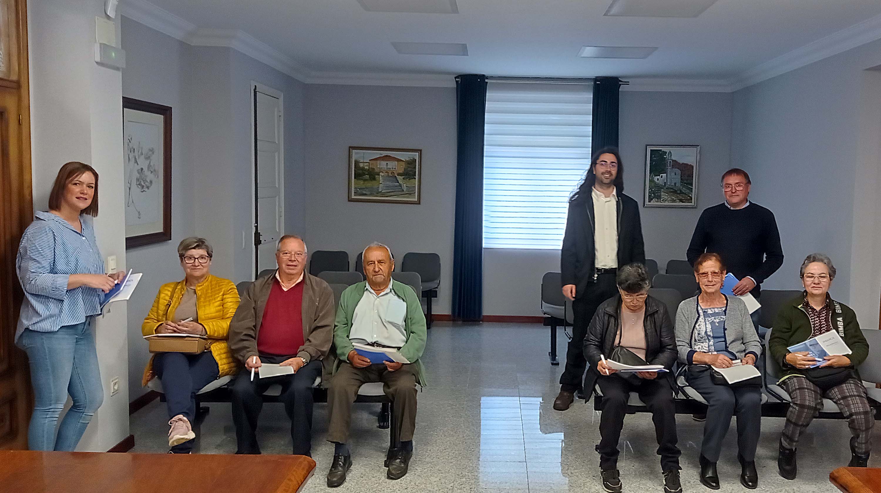 Maiores de Lousame aprenden a facer xestións nos caixeiros de forma fácil e segura