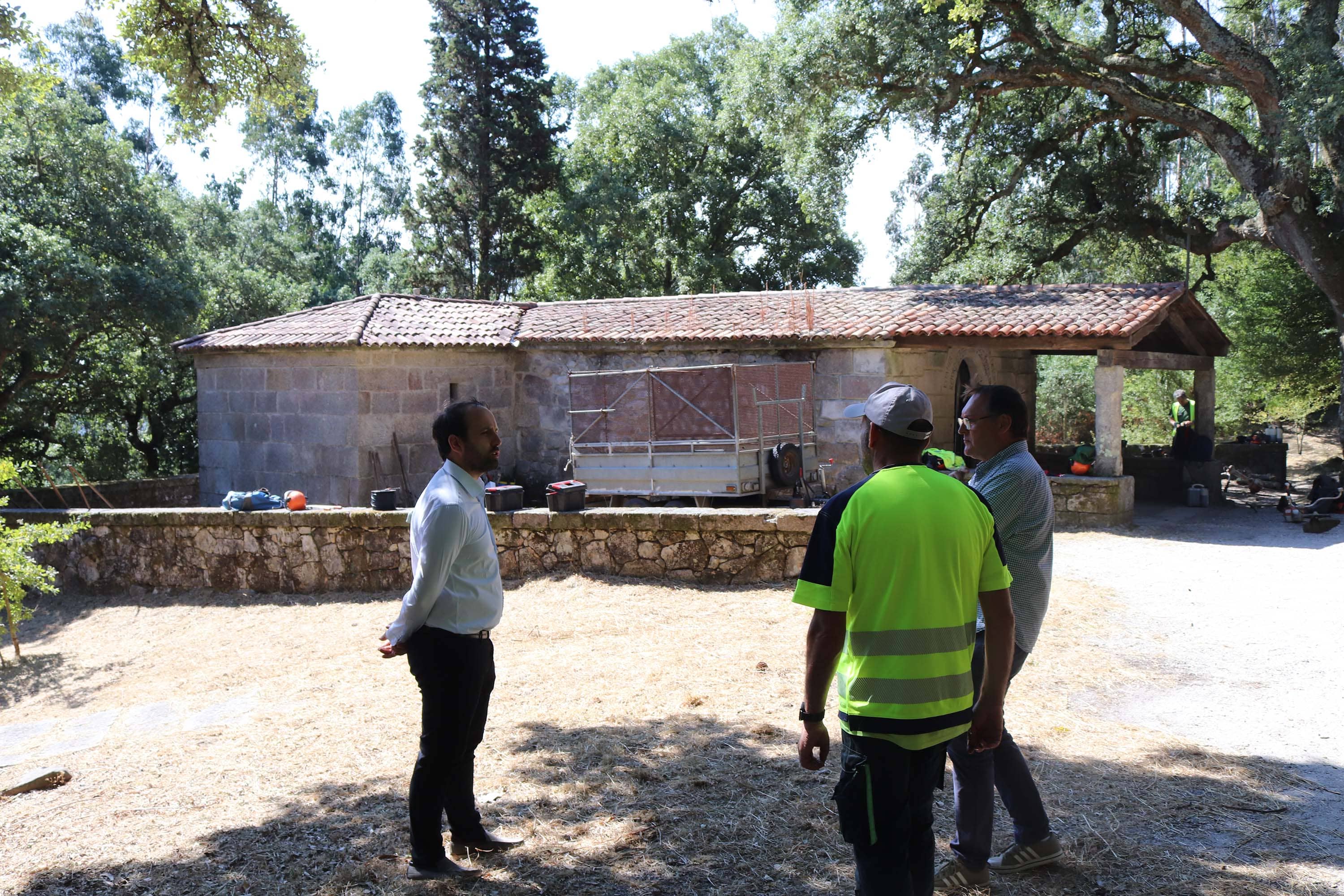 O Concello de Lousame acondiciona os accesos á área recreativa de San Mamede e á Capela de San Lourenzo 