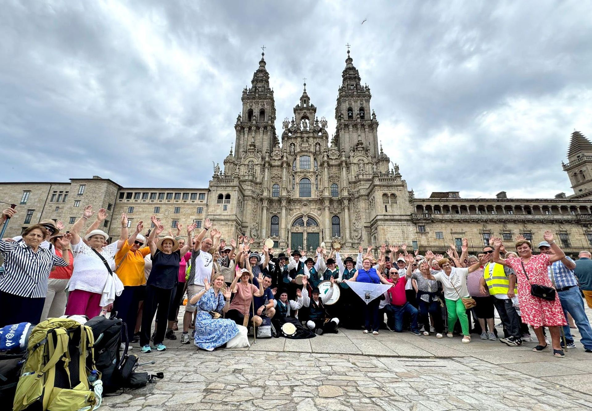 Un cento de persoas remata no Obradoiro a derradeira etapa do Camiño da Ría de Muros Noia, do Club de Xubilados de Lousame