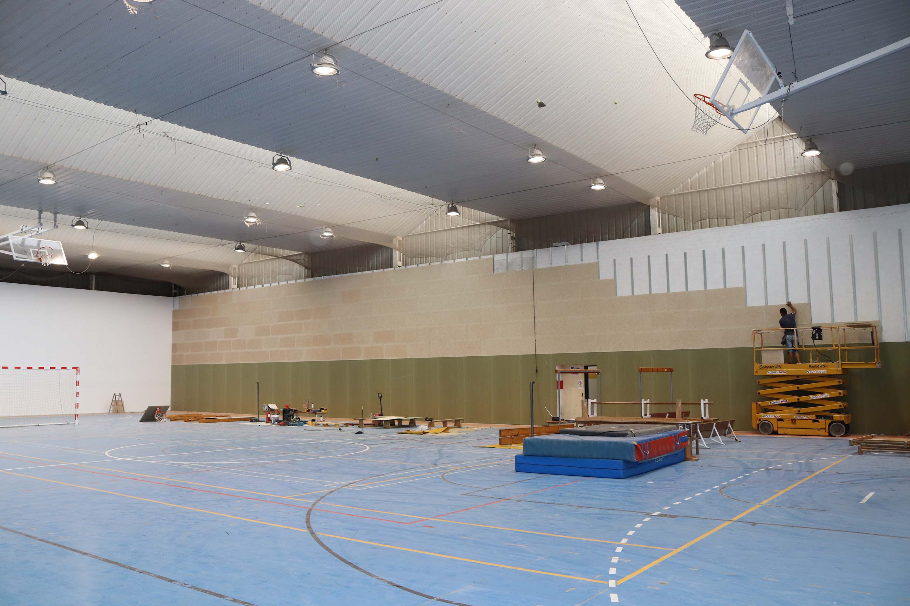 O Concello de Lousame inviste máis de 40.000 euros na mellora do interior e dos vestiarios do pavillón municipal da Silva